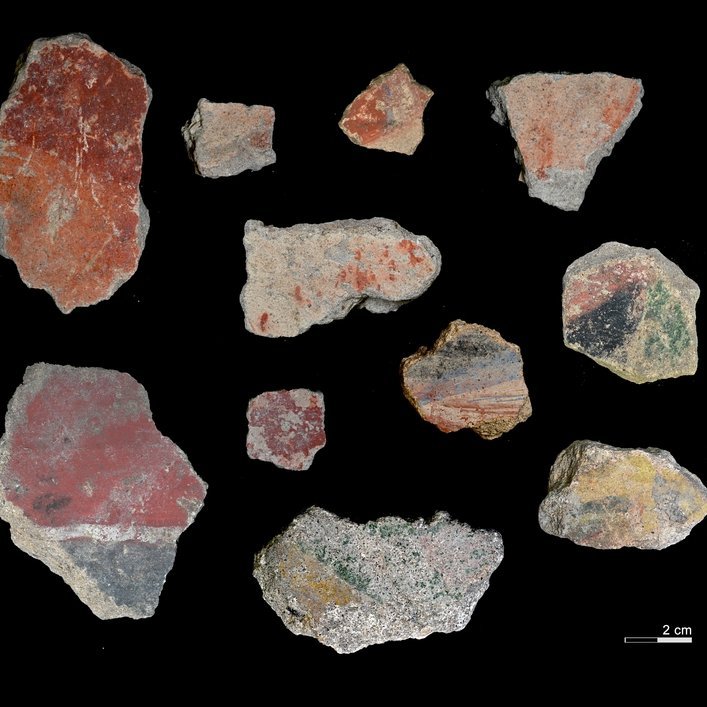 Zahlreiche farbige Putzfragmente zeugen von der prächtigen Ausgestaltung der Vorgängerbauten des heutigen Domes. © Landesamt für Denkmalpflege und Archäologie Sachsen-Anhalt, Claudio Dähnel/Denis Dittrich.