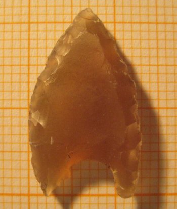Abbildung 10: Silexpfeilspitze. © Landesamt für Denkmalpflege und Archäologie Sachsen-Anhalt, Jan. F. Kegler.