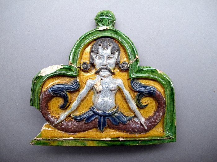 Abb. 3: Bekrönungskachel mit der Darstellung eines  Tritonen. © Landesamt für Denkmalpflege und Archäologie Sachsen-Anhalt, Johanna Reetz.