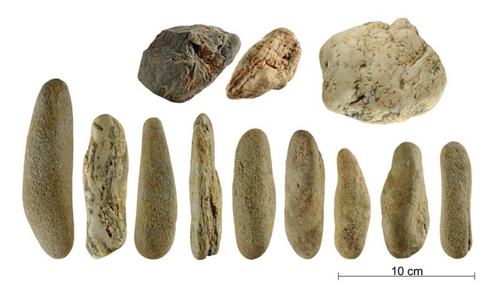 Abbildung 2: Die beschriebenen Flussgerölle aus der Fundschicht. © Landesamt für Denkmalpflege und Archäologie Sachsen-Anhalt, Andrea Hörentrup.  