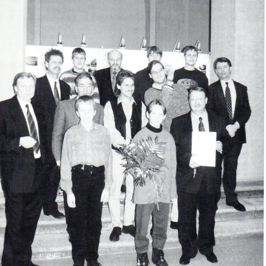 Abbildung 12: Vergabe des Denkmalpreises des Landes Sachsen-Anhalt an den Verein Junge Archäologen der Altmark 1995. Aus: Bock 1995, 73 Abb. 7. 
