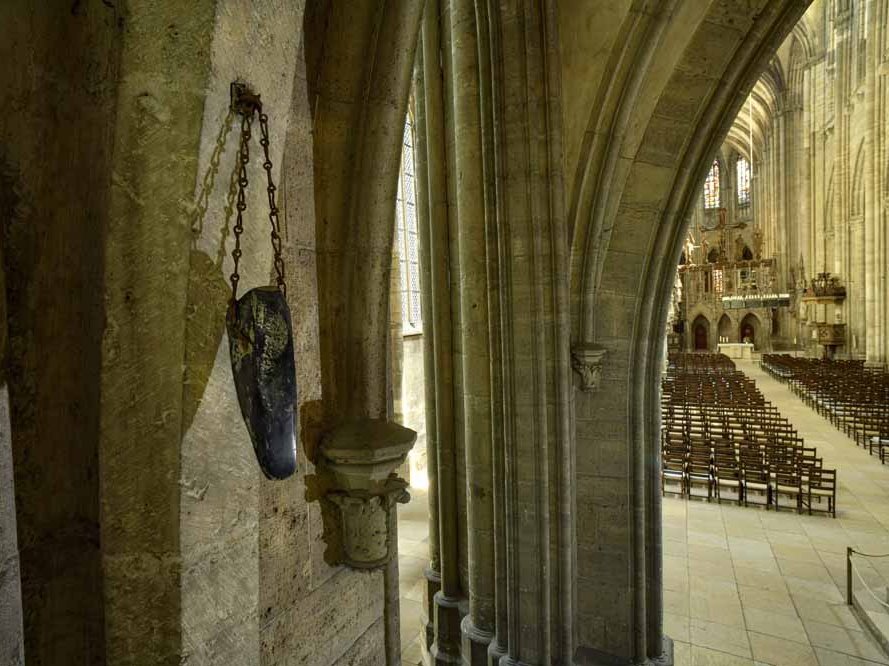 Steinbeil aus dem 5. Jahrtausend vor Christus im Westportal des Halberstädter Doms. Jungsteinzeitliche Steinbeile wurden zum Schutz vor Blitzschlag nicht nur in Häusern aufgehängt, sondern selbst in Kirchen. Kulturstiftung Sachsen-Anhalt, Dom Halberstadt. © Landesamt für Denkmalpflege und Archäologie Sachsen-Anhalt, Juraj Lipták (mit freundlicher Unterstützung der Kulturstiftung Sachsen-Anhalt).