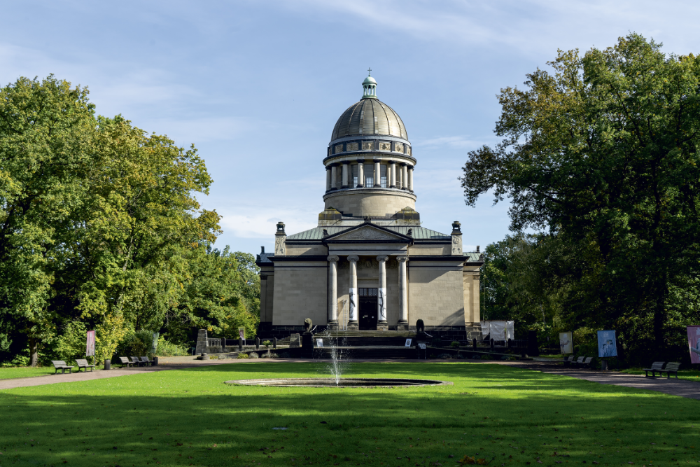 Abbildung 1: Gesamtansicht des Mausoleums, eingebettet im ehemaligen Mausoleumspark, dem heutigen Tierpark Dessau © Landesamt für Denkmalpflege und Archäologie Sachsen-Anhalt, Jasmin Heinrich.