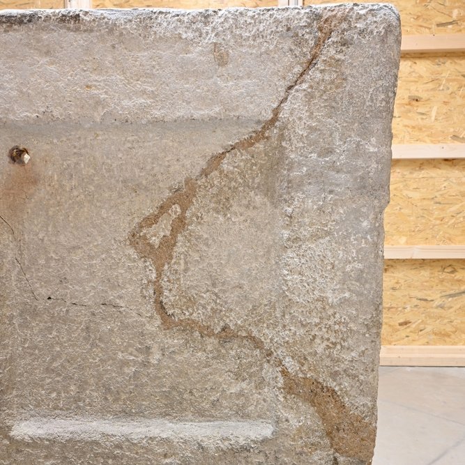 Die alt ausgebrochene Ecke des Sarkophags nach Abnahme des aus heutiger Sicht nicht zweckdienlichen zementhaltigen Mörtels. © Landesamt für Denkmalpflege und Archäologie Sachsen-Anhalt, Claudio Dähnel/Denis Dittrich.