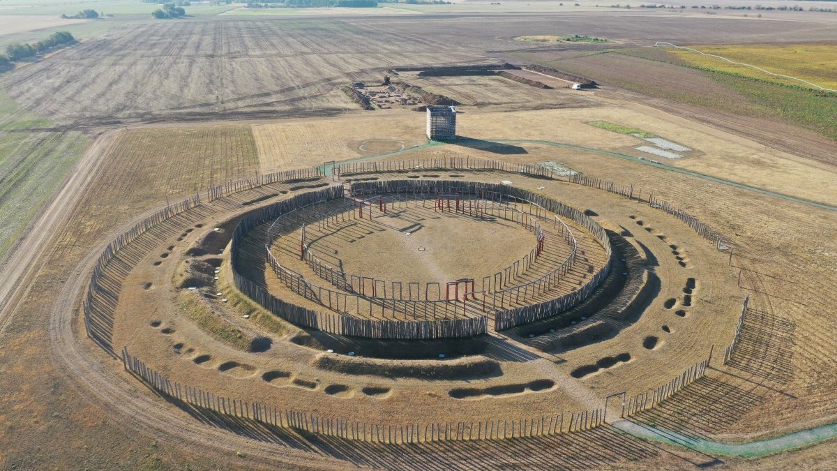 Luftbild der Grabungsfläche im Jahr 2022 östlich des Ringheiligtums von Pömmelte (Blick nach Südosten). © Landesamt für Denkmalpflege und Archäologie Sachsen-Anhalt, Matthias Zirm