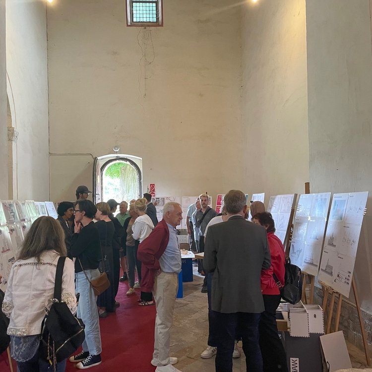 Gröningen. St. Vitus. Besucherinnen und Besucher während der Vorstellung der Arbeiten der Studierenden am 27. Juli 2025. © Landesamt für Denkmalpflege und Archäologie Sachsen-Anhalt, Torsten Arnold.