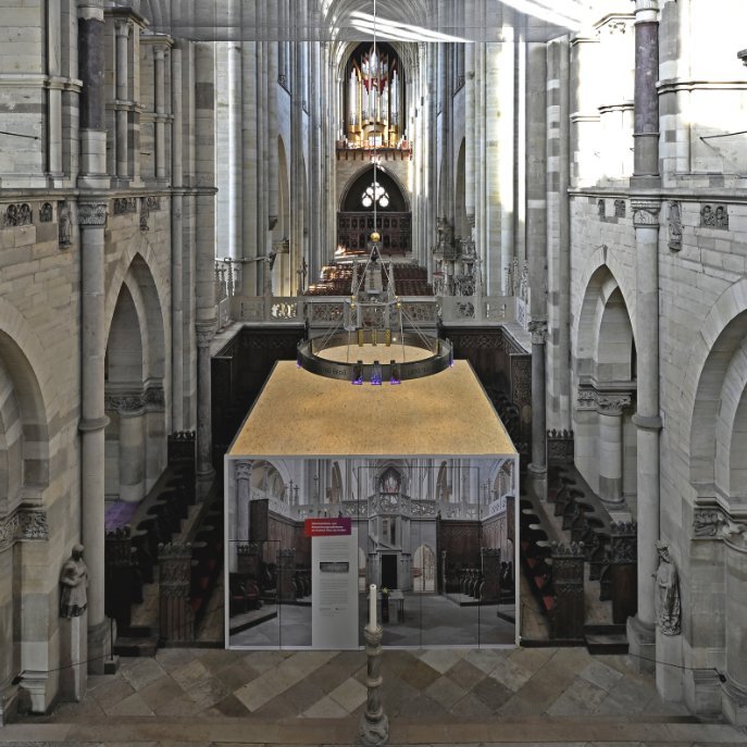 Die Einhausung im Hohen Chor des Magdeburger Doms, in dem die Arbeiten am Grab Ottos des Großen seit Januar 2025 stattfinden. © Landesamt für Denkmalpflege und Archäologie Sachsen-Anhalt, Andrea Hörentrup.