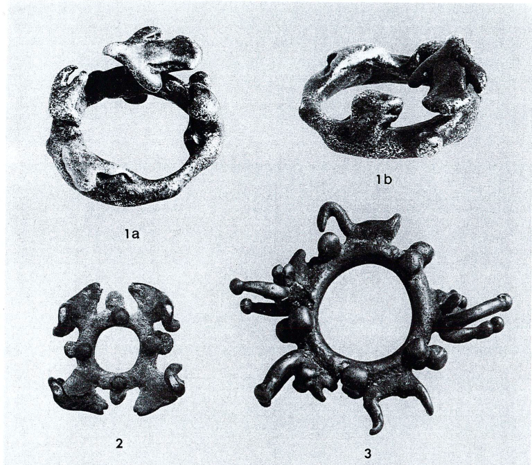 Abbildung 3: Beispiele von Knotenringen mit zoomorphen Elementen. Aus: Dannheimer 1975, Seite 60, Tafel 17.