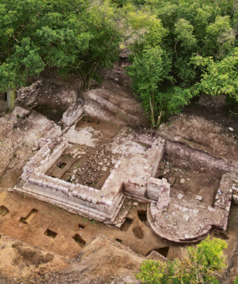 Abbildung 1: Reste der Stiftskirche von Kaltenborn. Luftbild von Osten. Zu erkennen sind die Apsiden des Hauptschiffs und des nördlichen Seitenschiffs. © Landesamt für Denkmalpflege und Archäologie Sachsen-Anhalt, Robert Prust.