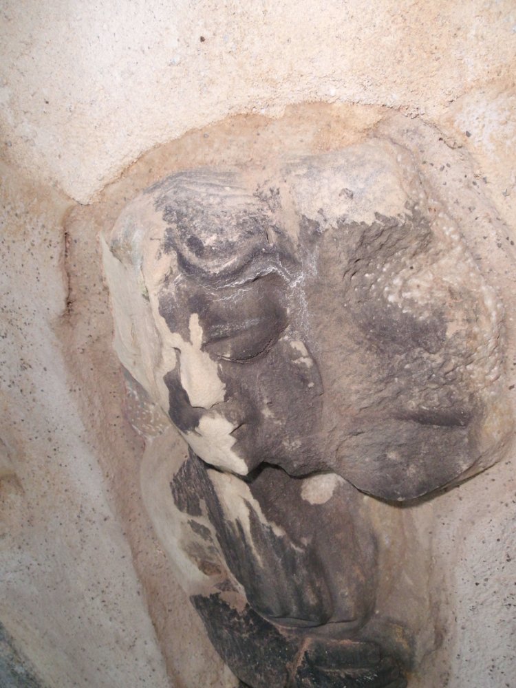 Abbildung 8: Schlafender an der Ostwand. © Ulrich Fach (Zerbst).