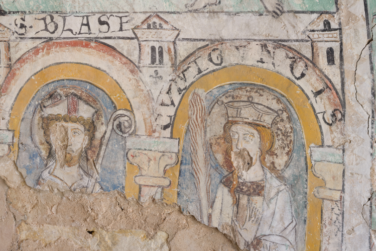 Abbildung 1: In der linken erhaltenen Arkade, mit Mitra und Stab gekennzeichnet, die Darstellung des heiligen Blasius. Darüber die Inschrift »S BLASI[US]«. In der rechten Arkade, gekrönte und mit einem Palmzweig dargestellt, die heilige Kunigunde. Im Arkadenbogen über ihr, eine Inschrift mit ihrem Namen »CVNIGVNDIS« © Landesamt für Denkmalpflege und Archäologie Sachsen-Anhalt, Michel Klehm.