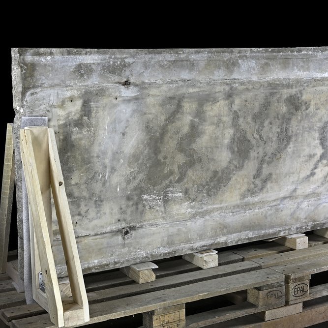 Die vom Steinkasten abgenommene, repräsentative Deckplatte, die von Wiener und Bochumer Spezialisten für die Herkunftsbestimmung antiken Marmors untersucht wurde. © Landesamt für Denkmalpflege und Archäologie Sachsen-Anhalt, Andrea Hörentrup.