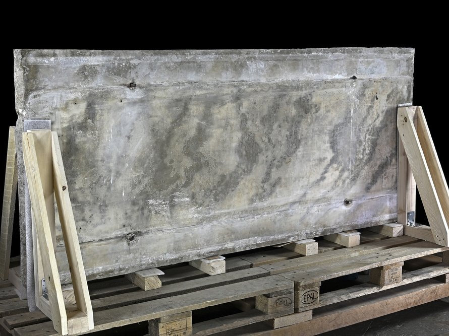 Die vom Steinkasten abgenommene, repräsentative Deckplatte, die derzeit von Spezialisten für die Herkunftsbestimmung antiken Marmors untersucht wird. Erkennbar sind die korrodierenden Eisennägel, die der Fixierung der Deckplatte dienten. © Landesamt für Denkmalpflege und Archäologie Sachsen-Anhalt, Andrea Hörentrup.