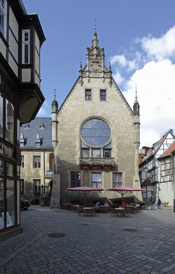 Abbildung 1: Außensicht des Rathausanbaus mit Blick auf das monumentale Glasbild.  © Landesamt für Denkmalpflege und Archäologie Sachsen-Anhalt, Gunar Preuß. 