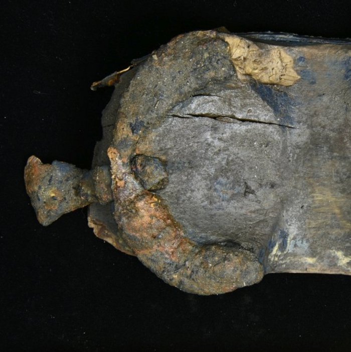 Abbildung 3c: Die Trippe nach der Restaurierung – Holzcorpus mit Beschlägen. Unterseite. © Landesamt für Denkmalpflege und Archäologie Sachsen-Anhalt, Heiko Breuer.