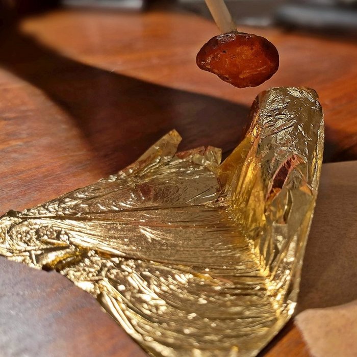 Abbildung 4b: nähert man sich mit dem geladen Bernstein der dünnen Elektron (Gold/Silber)-Folie, so wird diese durch die elektrostatische Anziehungskraft angezogen. © Landesamt für Denkmalpflege und Archäologie Sachsen-Anhalt, Christian H. Wunderlich.