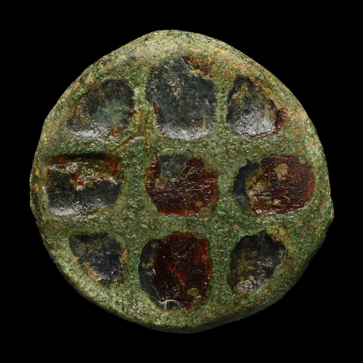 Abbildung 8: Helfta, »Kleine Klaus«, polychrom emaillierte Scheibenfibel, Durchmesser 1,8 Zentimeter. © Landesamt für Denkmalpflege und Archäologie Sachsen-Anhalt, Friederike Hertel. 
