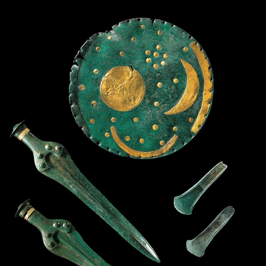 Der Hortfund mit der Himmelsscheibe von Nebra. © Landesamt für Denkmalpflege und Archäologie Sachsen-Anhalt, Juraj Lipták.
