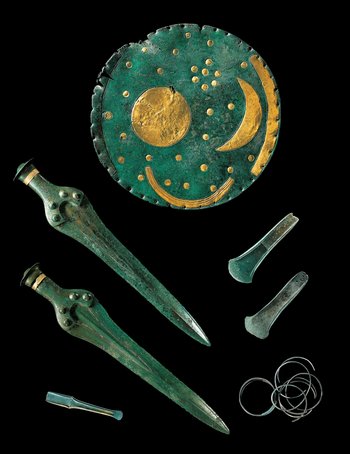 Der Hortfund mit der Himmelsscheibe von Nebra. © Landesamt für Denkmalpflege und Archäologie Sachsen-Anhalt, Juraj Lipták.
