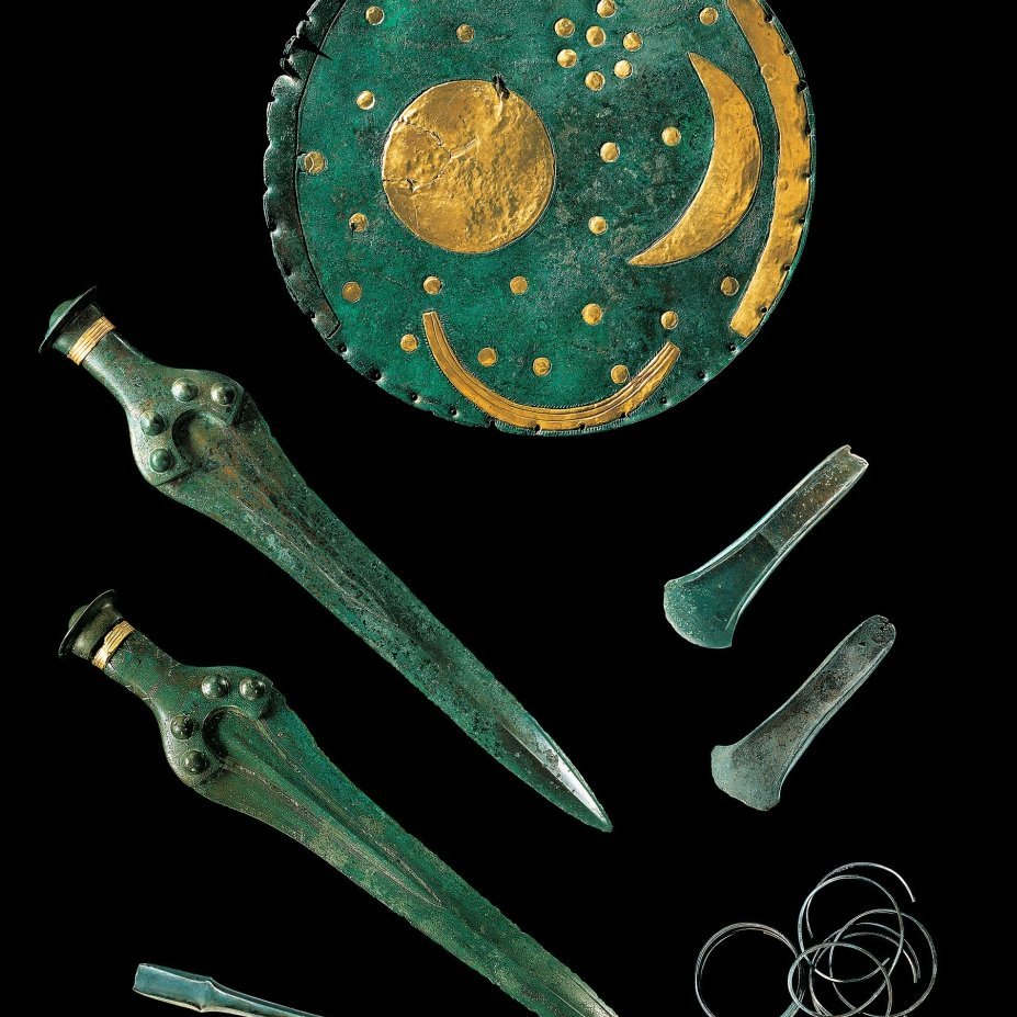 Der Hortfund mit der Himmelsscheibe von Nebra. © Landesamt für Denkmalpflege und Archäologie Sachsen-Anhalt, Juraj Lipták.