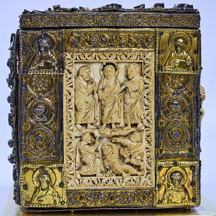 Reliquienkasten Heinrichs I., Elfenbeinrelief: Oberitalien, 10. Jahrhundert, Walrosszahnreliefs: Niederrhein, 2. Hälfte 11. Jahrhundert, Goldschmiedearbeit mit Steinschmuck und Perlen: Niedersachsen, um 1230–1240. © Domschatzverwaltung Quedlinburg, Elmar Egner.