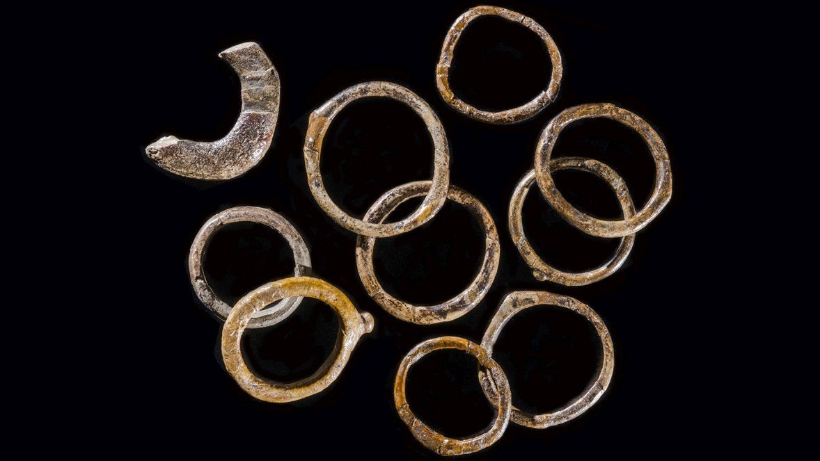 Die ältesten bekannten Fingerringe aus Pavlov (CZ), 35.000 bis 24.000 Jahre vor heute. © Archeologický ústav Akademie ved Ceské republiky, Brno, v.v.i., M. Frouz.
