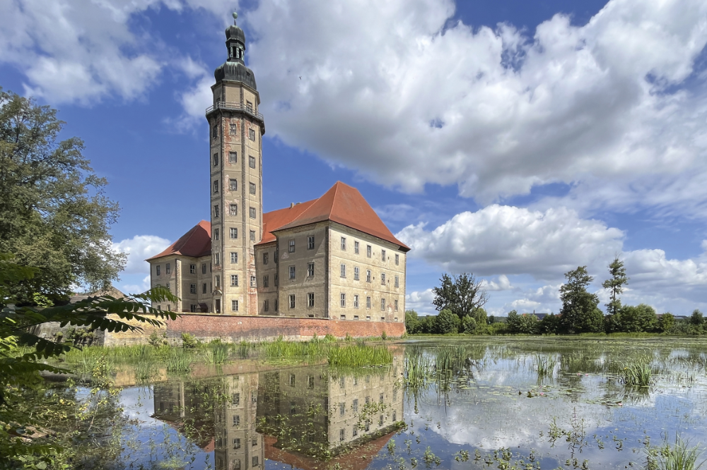 Abbildung 1: Das Wasserschloss vom Wasser aus © Uwe Steinecke.