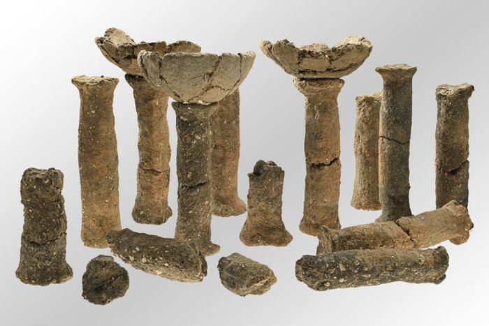 Abbildung 7: In derselben Grube lagen Teile eines umfangreichen Satzes von Zylindersäulen (Höhen 20 bis 25 Zentimeter) und zugehörigen schälchenförmigen Tiegeln (Durchmesser circa 16 Zentimeter), wie sie selbst im Saalegebiet nur sehr selten zusammengefunden werden. © Landesamt für Denkmalpflege und Archäologie Sachsen-Anhalt, Andrea Hörentrup.