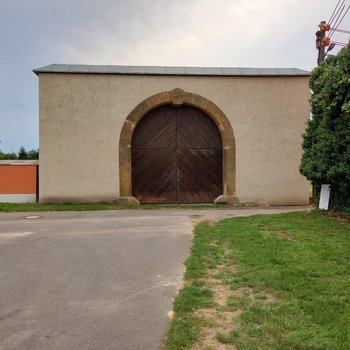 Das restaurierte Tor des Stutenstalls des Hofgestüts Bleesern. © Landesamt für Denkmalpflege und Archäologie Sachsen-Anhalt, Mario Titze. 