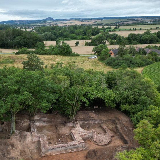 Ostabschluss der Klosterkirche mit rechteckiger Haupt-und halbrunder nördlicher Seitenapsis, Vogelschau von Osten. © Landesamt für Denkmalpflege und Archäologie Sachsen-Anhalt, Robert Prust.
