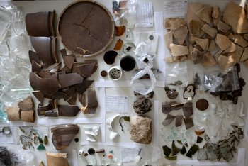 Überblick über das Fundmaterial aus einem Schnitt, darunter typische Keramik-, Glas- und Bakelitobjekte. © Landesamt für Denkmalpflege und Archäologie Sachsen-Anhalt, Katharina Hindelang.