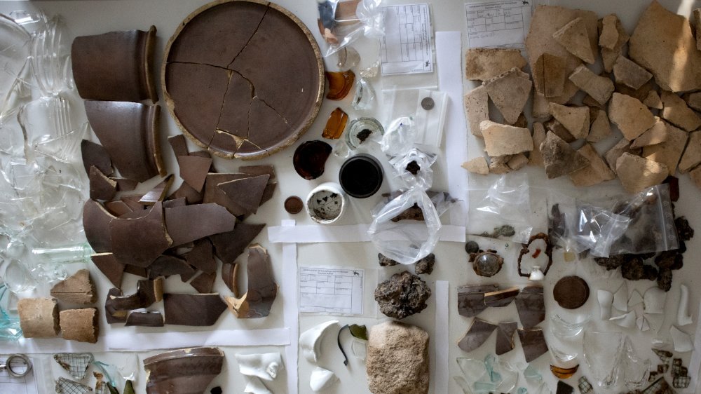 Überblick über das Fundmaterial aus einem Schnitt, darunter typische Keramik-, Glas- und Bakelitobjekte. © Landesamt für Denkmalpflege und Archäologie Sachsen-Anhalt, Katharina Hindelang.
