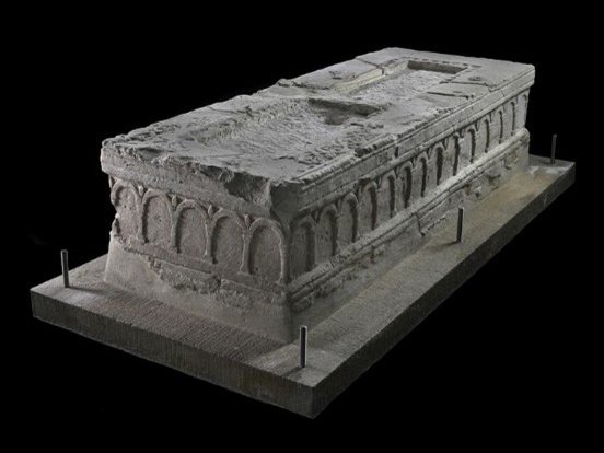Die Stucktumba aus der Walbecker Stiftskirche, die sich heute in der Dorfkirche von Walbeck befindet. © Landesamt für Denkmalpflege und Archäologie Sachsen-Anhalt, Andrea Hörentrup.