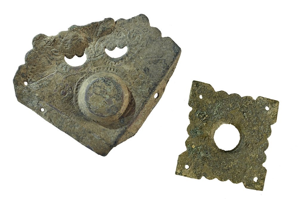 Bereits in der letztjährigen Ausgrabung wurden zahlreiche Buchbeschläge aus Buntmetall gefunden, die von der verlorenen Bibliothek des Klosters Kaltenborn zeugen. © Landesamt für Denkmalpflege und Archäologie Sachsen-Anhalt, Andrea Hörentrup.