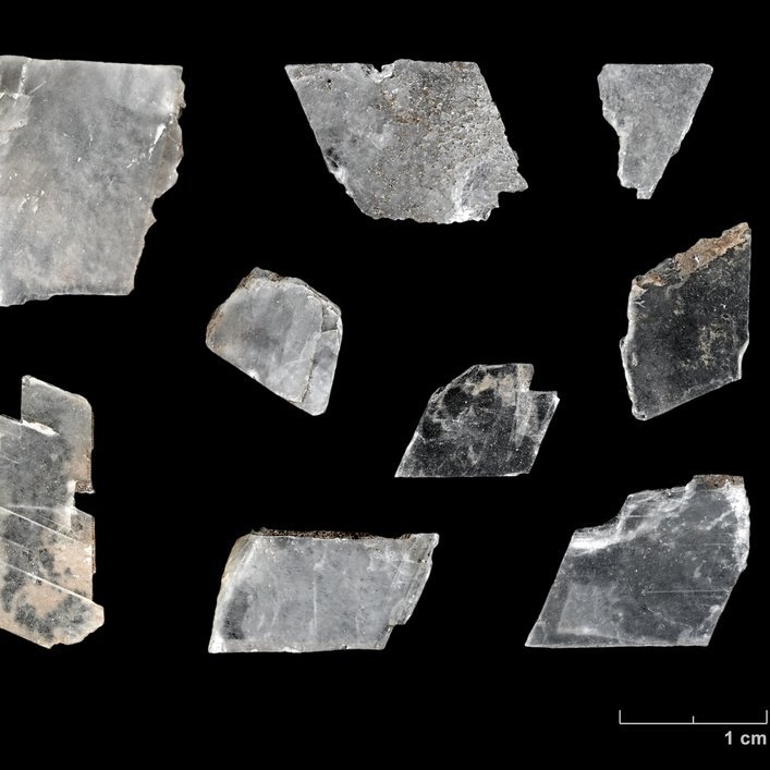 Zu den seltenen Funden gehören Fragmente aus durchsichtigem kristallinem Gips, die als Marienglas bezeichnet werden und beispielsweise als Fensterverglasung genutzt wurden. © Landesamt für Denkmalpflege und Archäologie Sachsen-Anhalt, Claudio Dähnel/Denis Dittrich.