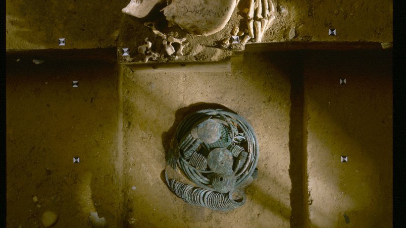 Abbildung 9: Der Opferfund der späten Bronzezeit aus Oberwünsch. © Landesamt für Denkmalpflege und Archäologie Sachsen-Anhalt, Juraj Lipták.
