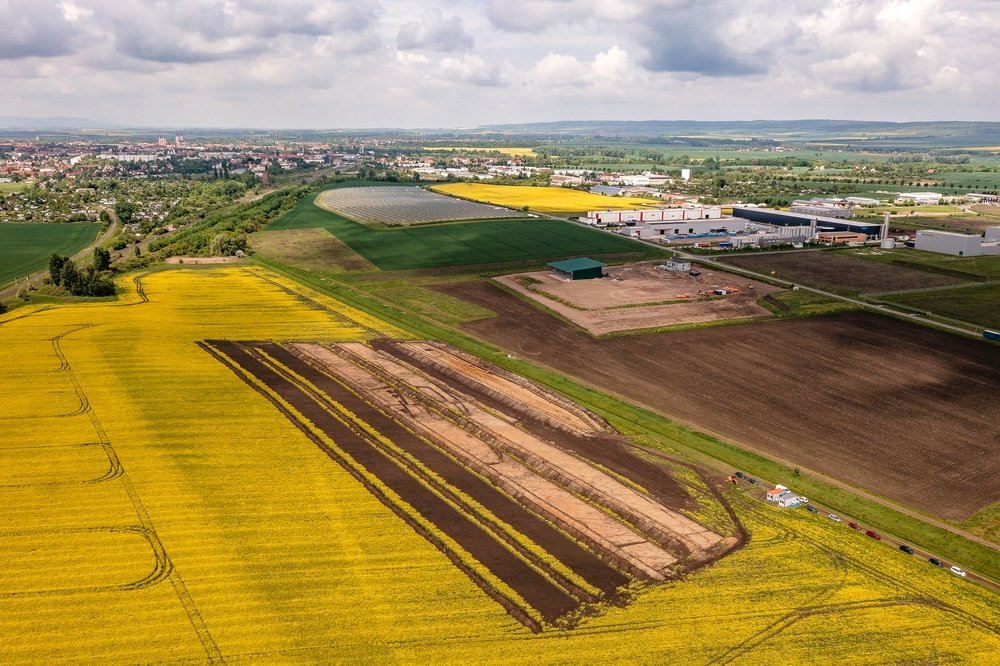 Luftaufnahme der Grabungsfläche ›Am Frevelgraben‹. © Landesamt für Denkmalpflege und Archäologie Sachsen-Anhalt, Klaus Bentele.