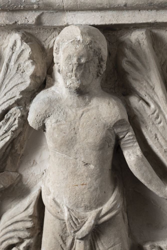 Abbildung 1: Das figürliche Stuckkapitell aus der ehemaligen Benediktinerinnenklosterkirche in Drübeck. © LDA Sachsen-Anhalt, M. Klehm.