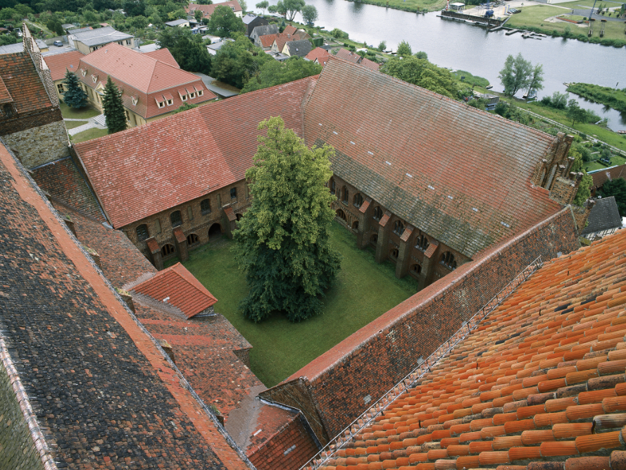 Abbildung 2: Der Kreuzganghof mit einer Linde in der Mitte. © Landesamt für Denkmalpflege und Archäologie Sachsen-Anhalt, Gunar Preuß.