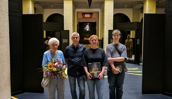 Gerda, Mario, Claudia und Noah Großmann aus Leipzig beziehungsweise Naundorf in Sachsen, die als 50.000 Besucher der Ausstellung ›Die Schamanin‹ begrüßt wurden. © Landesamt für Denkmalpflege und Archäologie Sachsen-Anhalt, Anja Lochner-Rechta.