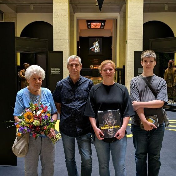 Gerda, Mario, Claudia und Noah Großmann aus Leipzig beziehungsweise Naundorf in Sachsen, die als 50.000 Besucher der Ausstellung ›Die Schamanin‹ begrüßt wurden. © Landesamt für Denkmalpflege und Archäologie Sachsen-Anhalt, Anja Lochner-Rechta.