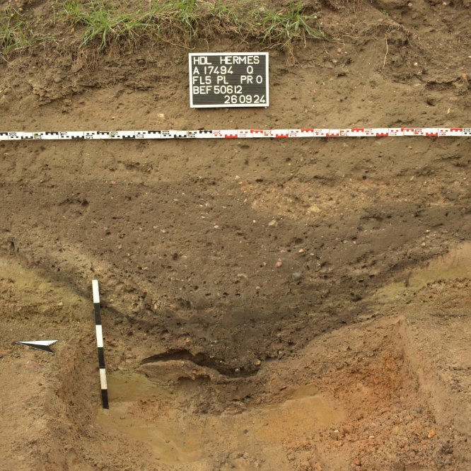 Rest eines Spitzgrabens im Profil. Mit dem Graben war die Siedlung des Hochmittelalters im Süden befestigt. © Landesamt für Denkmalpflege und Archäologie Sachsen-Anhalt, Anton Mutz.