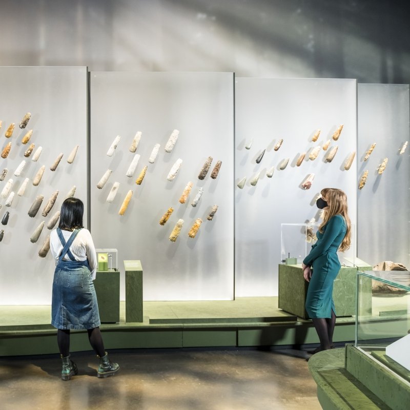 Impression aus der Ausstellung ›The world of Stonehenge‹. © The Trustees of the British Museum.