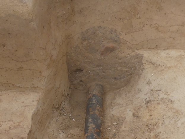 Abbildung 6: Die Durchörterung ist anhand der kreisförmigen, dunklen Verfüllung gut zu erkennen (Leitung 1). Blick nach Westen. © Landesamt für Denkmalpflege und Archäologie Sachsen-Anhalt, Helge Jarecki.