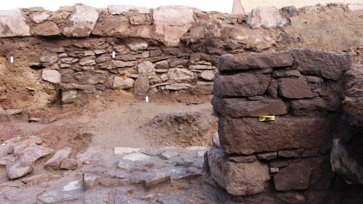 Abbildung 5: Wettin. Eine ehemalige Eingangssituation ist trotz der vielen Abbrüche und Veränderungen noch  in situ erhalten geblieben. © Landesamt für Denkmalpflege und Archäologie Sachsen-Anhalt, Ulrike Trebstein.