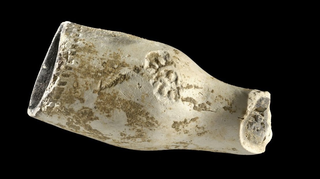 Tonpfeifenkopf aus der Mitte des 17. Jahrhunderts, der achtlos in der Verfüllung des Stadtgrabens landete © Landesamt für Denkmalpflege und Archäologie Sachsen-Anhalt, Andrea Hörentrup.