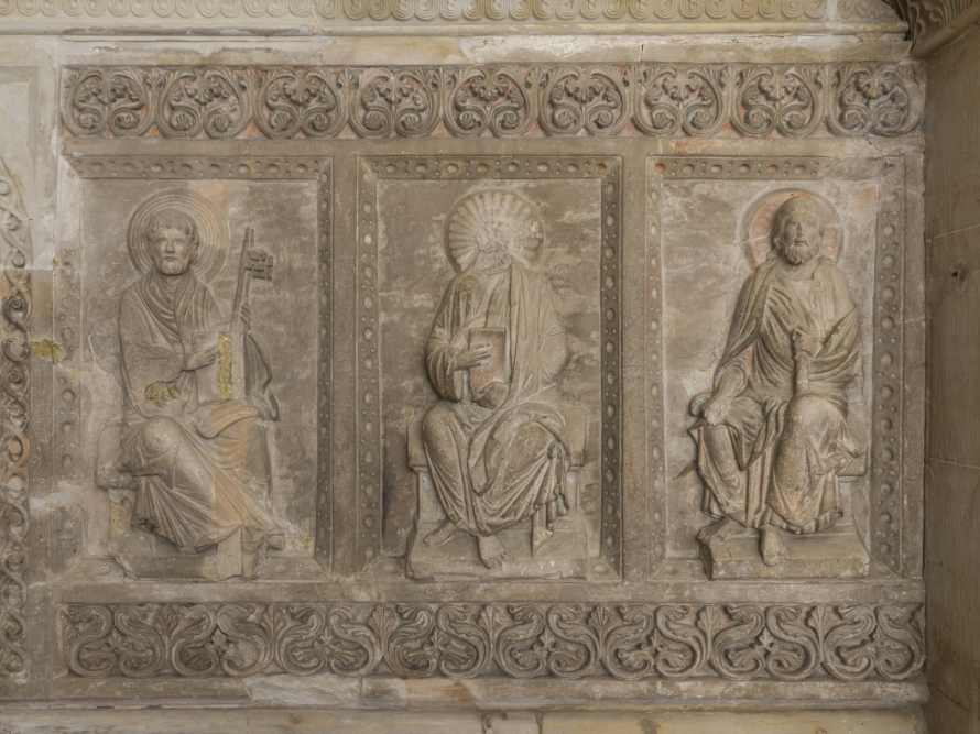 Abbildung 1: Die Nordschranke mit der Darstellung Christi, eingefasst von Petrus und Paulus. © Landesamt für Denkmalpflege und Archäologie Sachsen-Anhalt, Gunar Preuß.