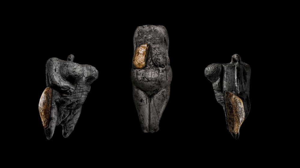 Projektion der Breitenbacher Elfenbeinfragmente auf die Oberschenkel und Brustpartie der ›Venus vom Hohle Fels‹ (Baden-Württemberg, circa 35.000 bis 40.000 Jahre; Höhe: sechs Zentimeter) und einer Venusfigur aus Elfenbein von der Fundstelle Kostenki 1 (Russland, circa 25.000 Jahre; Höhe 8,8 Zentimeter). © Fotos ›Venus vom Hohle Fels‹, Breitenbacher Elfenbeinfragmente (links und rechts): J. Lipták (München); Foto Venus Kostenki 1 (Mitte): MAE (Kunstkamera) RAS, St. Petersburg, Russia, MAE #4464-1.