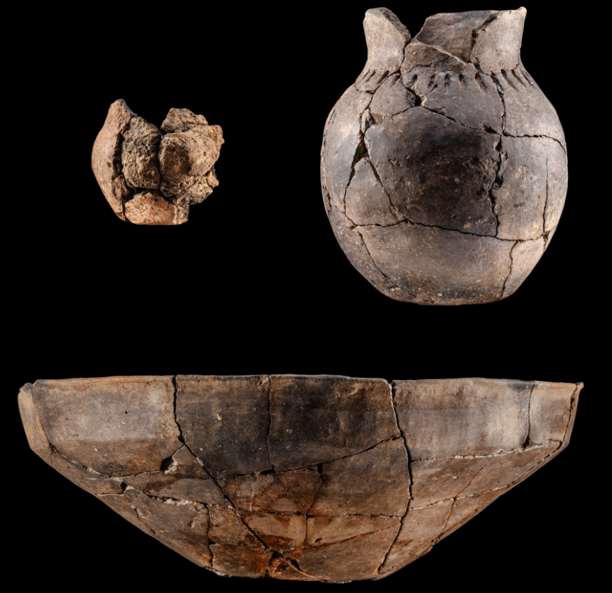 Abbildung 10: Das Keramikensemble in Grab III bestand aus einer großen Schale und einem Krug mit altgebrochenem Henkel, sowie einem kleinen Napf. © Landesamt für Denkmalpflege und Archäologie Sachsen-Anhalt, K. Bentele. Abbildung 10: Das Keramikensemble in Grab III bestand aus einer großen Schale und einem Krug mit altgebrochenem Henkel, sowie einem kleinen Napf. © Landesamt für Denkmalpflege und Archäologie Sachsen-Anhalt, K. Bentele.