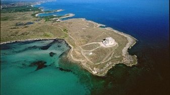 Abbildung 1a: Lokalisierung von Torre Guaceto. Auf der Halbinsel Torre Guaceto, mit dem sich heute noch imposant darstellenden venezianischen Wachturm, konnten die Wissenschaftler der SABAP-LE und des Landesamtes für Denkmalpflege und Archäologie Sachsen-Anhalt eine Abschnittsbefestigung sowie  Siedlungsschichten beobachten. Hier sind weitere Untersuchungen geplant. Auf der Halbinsel Roca Vecchia erstreckt sich eine Siedlung der mittleren Bronzezeit bis frühen Eisenzeit. Der naturräumlich gut geschützte Ort wurde während der Bronzezeit landeinwärts mit einer imposanten Wehrmauer befestigt (siehe auch Abbildung 6).